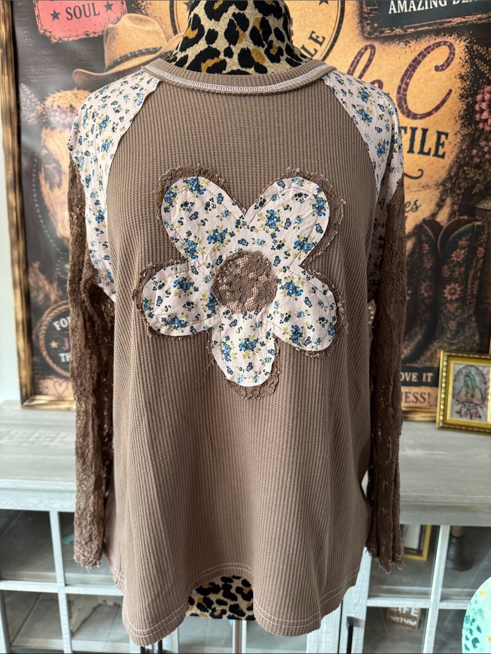 POL Floral Appliqué Knit Long Lace Sleeve Top - Women's Size Large